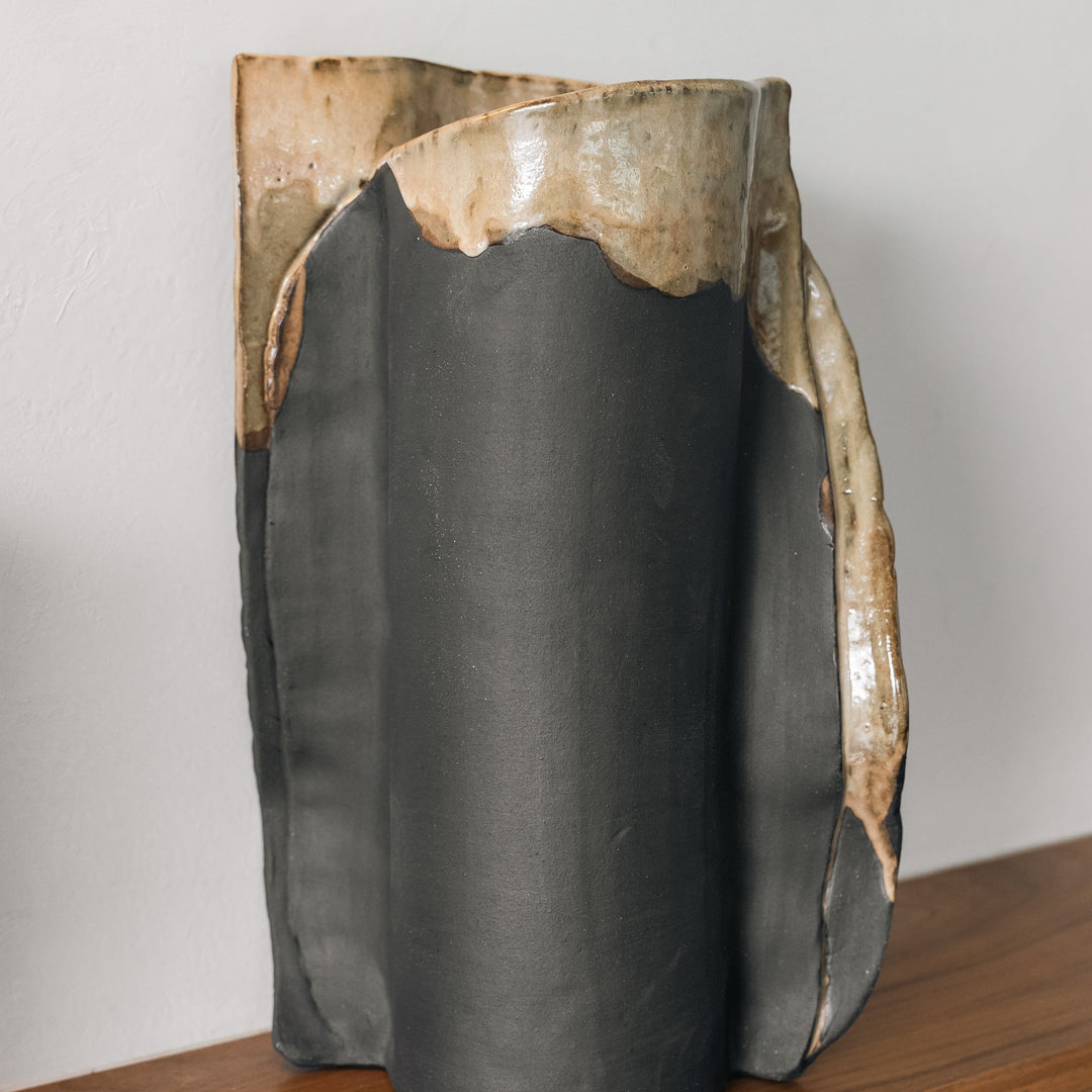 RAUNIM Vase | Charcoal Clay
